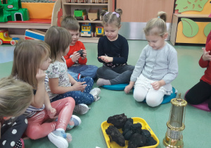 Dzieci oglądają węgiel